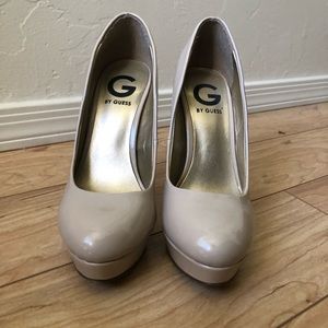 Nude guess platform pumps